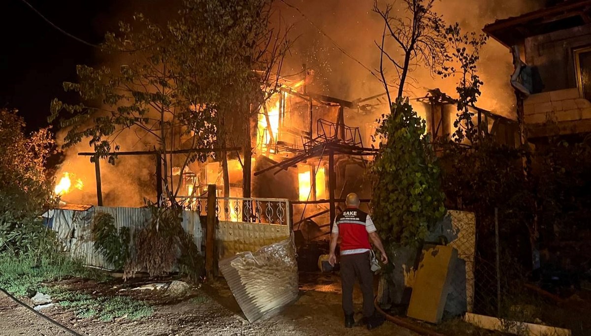 Sakarya'da iki katlı ahşap ev, depo ve ahır yandı