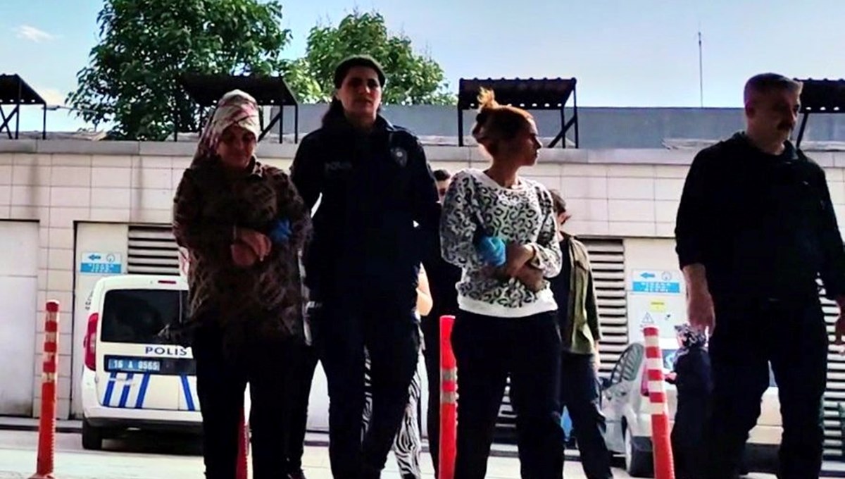 Eve hırsızlık yapmaya giren kadınlar, çıkışta karşılarında polisi buldu