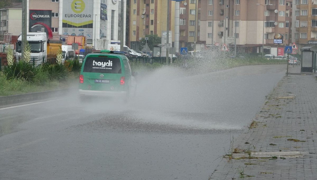 Bartın'da şiddetli yağış! Yollar göle döndü