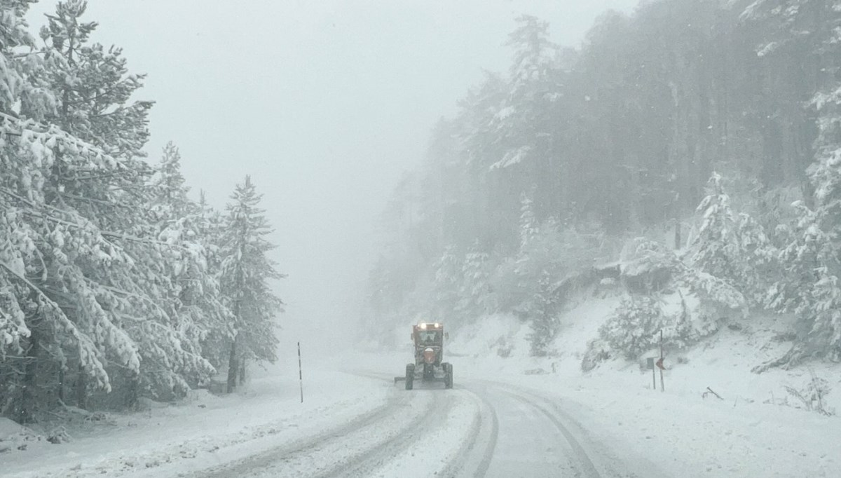 Artvin'de kardan kapanan köy yolları ulaşıma açıldı