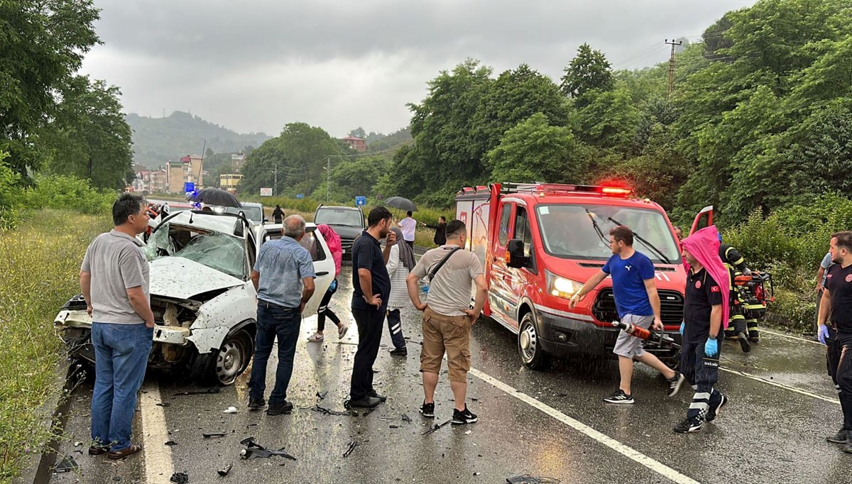 Refüjü aşan otomobil karşı şeritten gelen minibüsle çarpıştı: 1 ölü, 10 yaralı