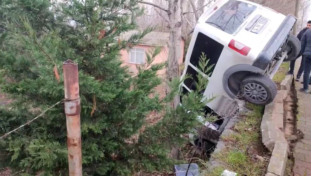 Arnavutköy'de çarpışan iki araçtan biri boşluğa düştü