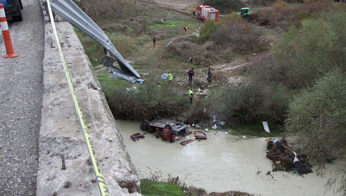 Gediz Nehri'ne uçan araçta 3 kişi hayatını kaybetti