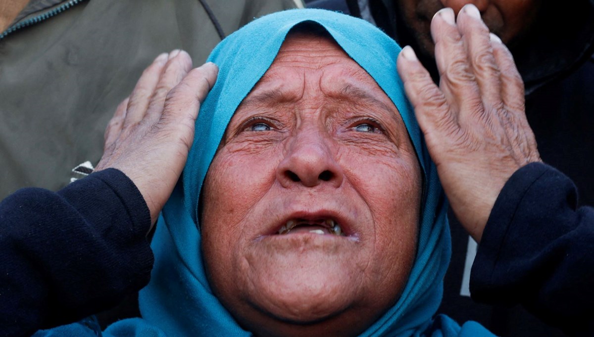 Filistin halkının gözyaşları fotoğraflara yansıdı: İsrail saldırısında ölenlere acı veda