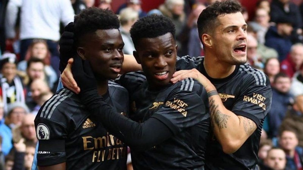 Pek çok kişi Dide’nin ortadaki Arsenal futbolcusu Eddie Nketiah olduğunu düşünüyor.