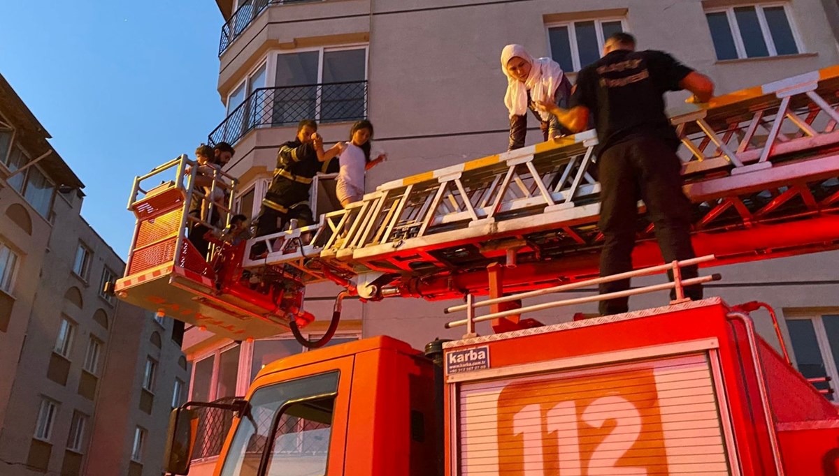 Hatay'da 5 katlı binada yangın: Mahsur kalan 25 kişiyi itfaiye kurtardı