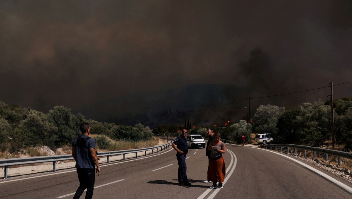 Komşudaki yangın kontrol altına alınamıyor: Çok sayıda yerleşim yeri zarar gördü