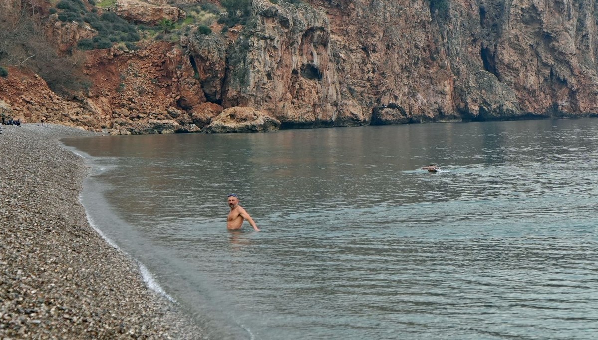 Antalya'da yılın ilk günü deniz keyfi