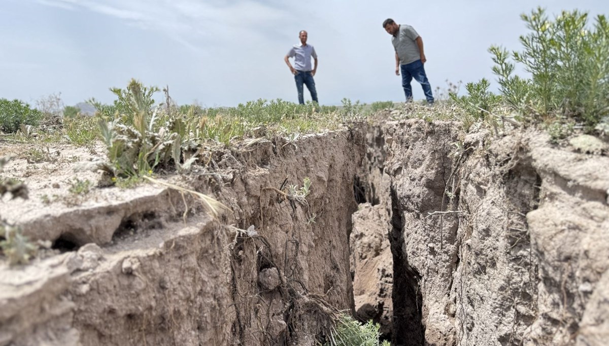 Konya'da 8 metre derinliğinde yüzey yarığı