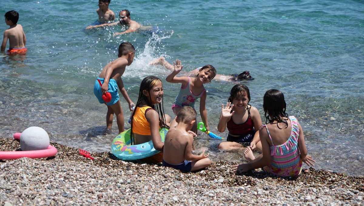 Antalya'da sıcaktan bunalanlar sahile koştu