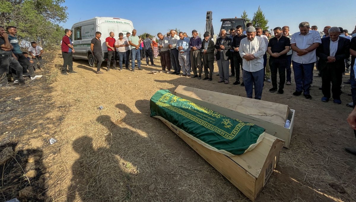 Anız yangınında ölen kuzenler yan yana toprağa verildi