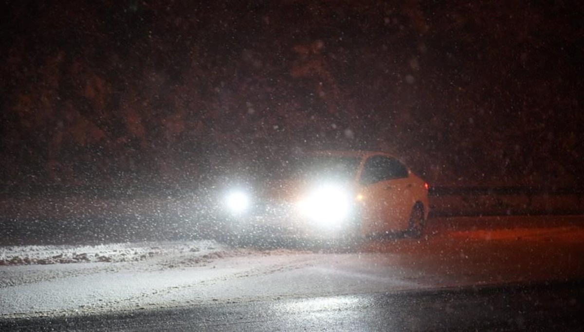 Bolu geçişinde kar yağışı: Kar kalınlığı 10 santimetreye ulaştı