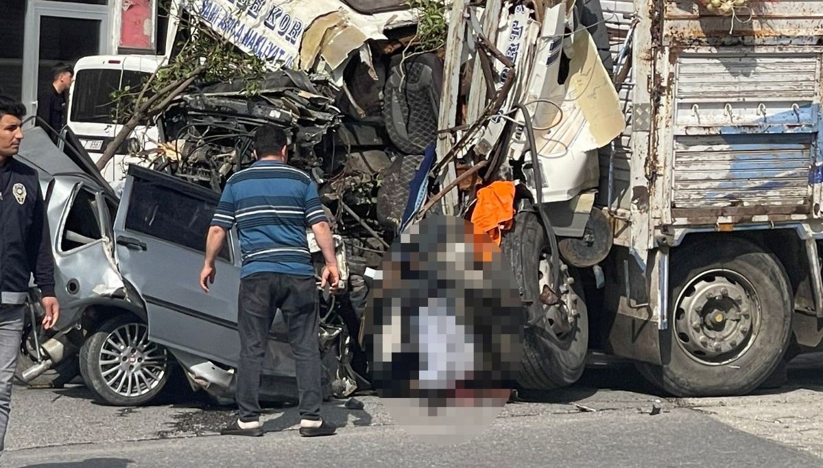 Hatay'da sebze yüklü kamyon, çok sayıda araca çarptı: 3 ölü, 20 yaralı