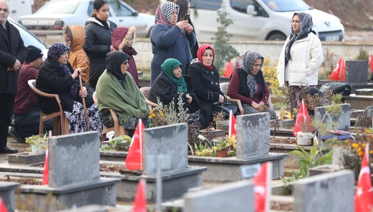 Depremde hayatını kaybedenler mezarları başında anıldı