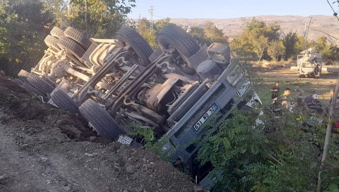 Beton mikseri toprak kayması sonucu devrildi