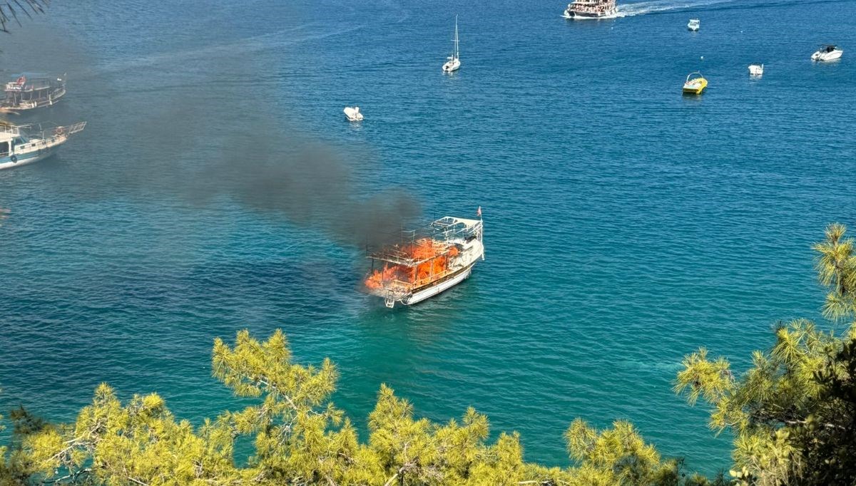 Antalya'da tur teknesi alev alev yandı