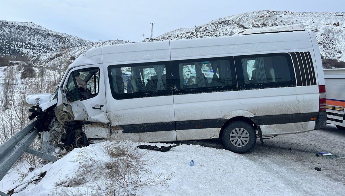 Sivas'ta hafif ticari araç ile yolcu minibüsü çarpıştı: 26 yaralı