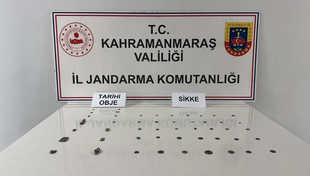 Kahramanmaraş'ta bir otomobilde 38 sikke ve 12 obje ele geçirildi