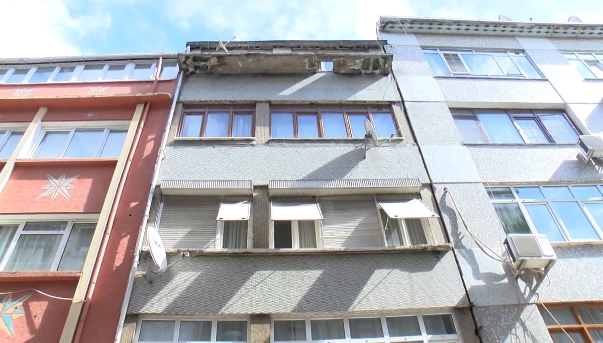 Temel kazısında 4 katlı apartmanın duvarı yıkıldı: Bitişikteki bina yan yattı