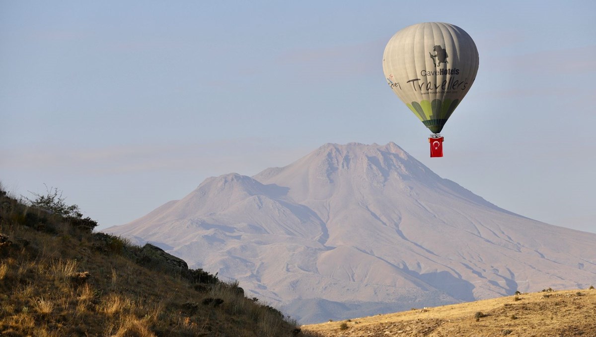 Kapadokya’da Türk bayraklı zafer uçuşu