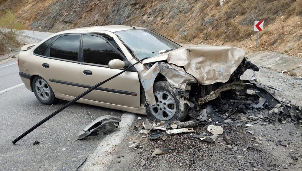 Otomobil ile minibüs kafa kafaya çarpıştı: 1'i ağır 10 yaralı