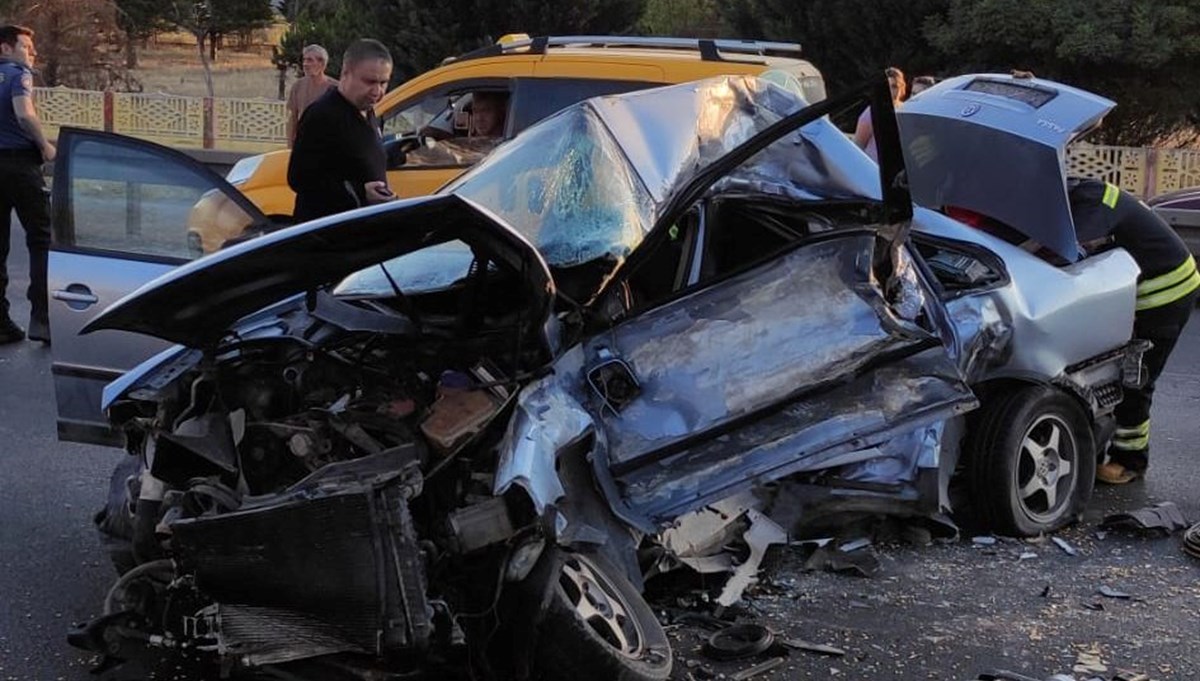 Kavşakta feci kaza: Hurda yığınına dönen otomobilde anne ile oğlu can verdi