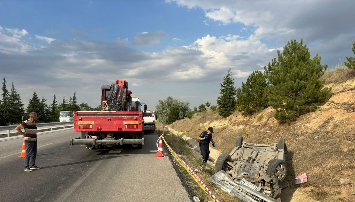 Takla atıp refüje devrilen otomobilde 2 kişi yaralandı