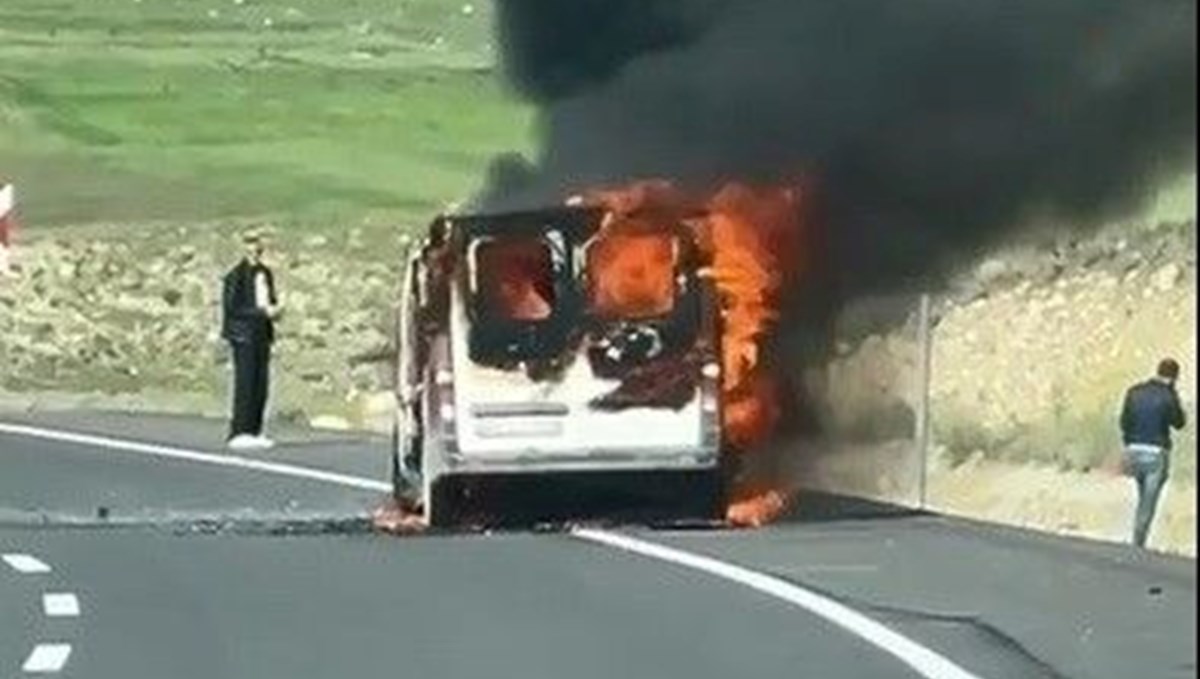 Sarıkamış’ta seyir halindeki ticari araç alev alev yandı