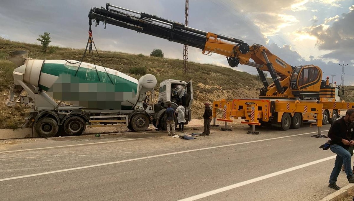 Bayburt'ta beton mikseri yola devrildi: 1 ölü