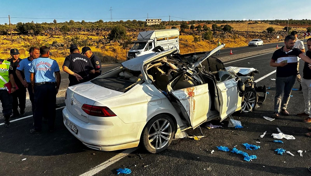 Otomobil, kamyonun altına girdi; 2 kardeş öldü, 8 kişi yaralandı