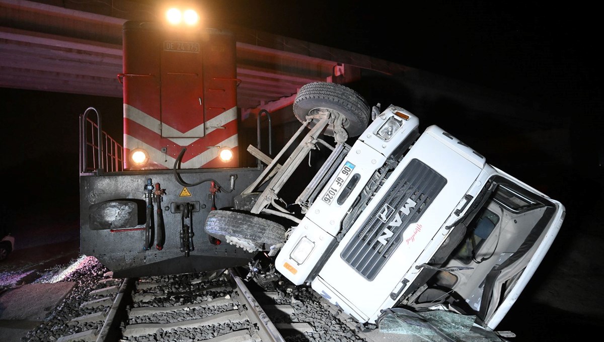 Edirne'de yolcu treni beton pompası aracına çarptı