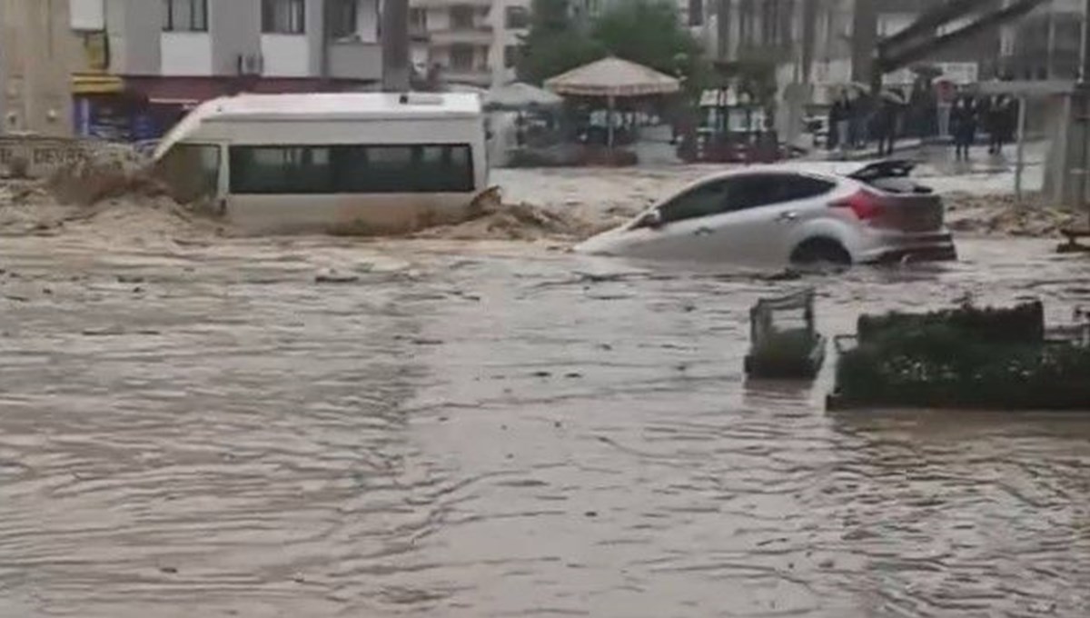 Zonguldak'ta araçlar sular altında kaldı