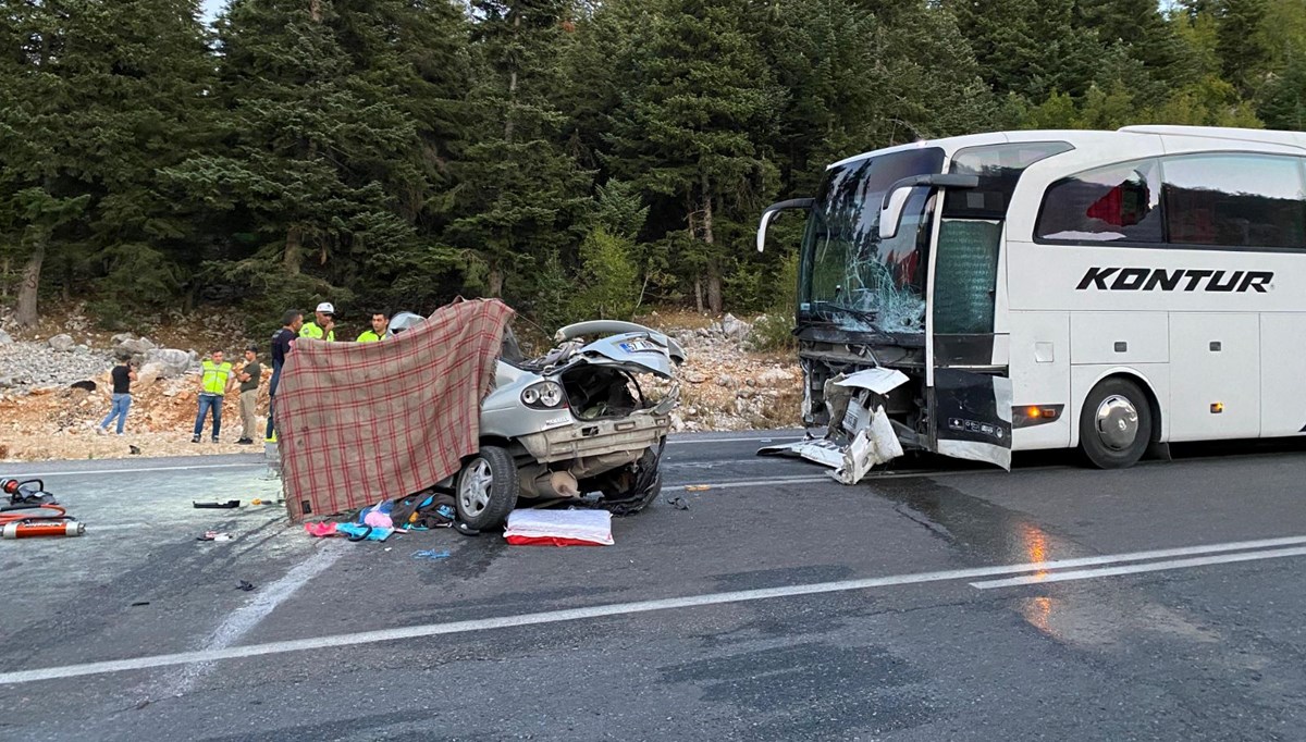 Antalya'da yolcu otobüsüyle otomobil çarpıştı: 1 ölü