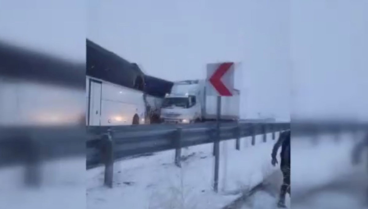 Kars'ta kontrolden çıkan otobüs, önündeki araçlara çarptı