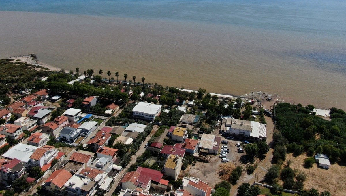 İzmir'de sağanak hayatı olumsuz etkiledi: Yol çöktü, bazı ev ve iş yerlerini su bastı