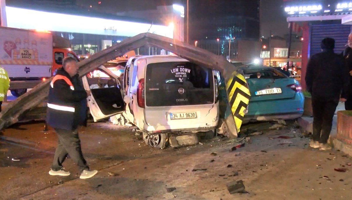 Kartal'da hafif ticari araç önce bariyere sonra taksiye çarptı: 1'i ağır 4 yaralı
