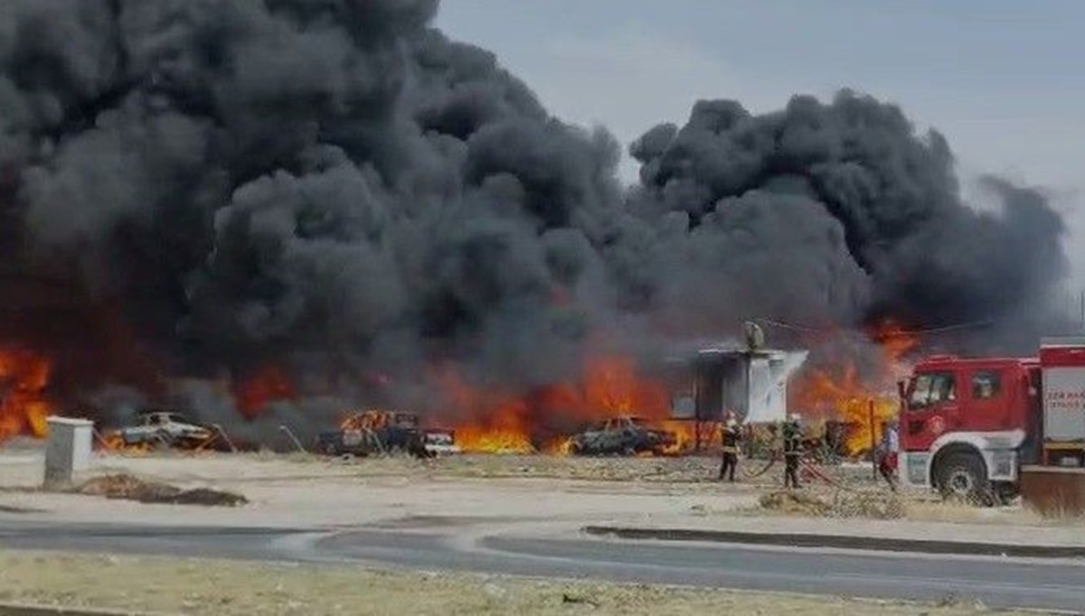 Gaziantep’te korkutan yangın: Alevler park halindeki araçlara sıçradı