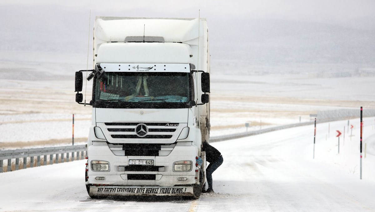 Ardahan'da buzlanma: TIR'lar yolda kaldı