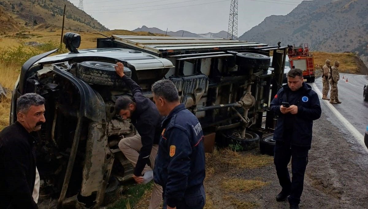 Hakkari'de kamyonet devrildi: 1 yaralı