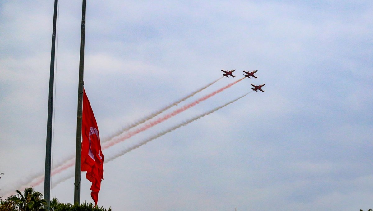 Türk Yıldızları’ndan Antalya’da Ata’ya saygı uçuşu