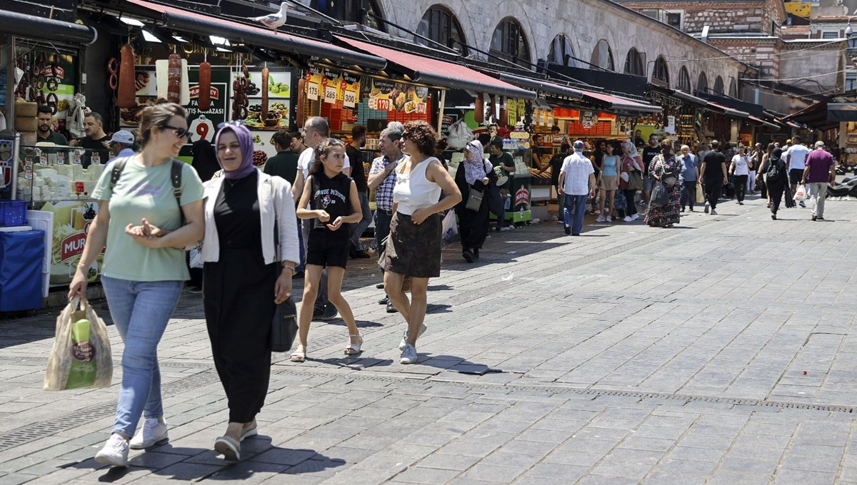 Bayram öncesi Eminönü'nde tatil sakinliği