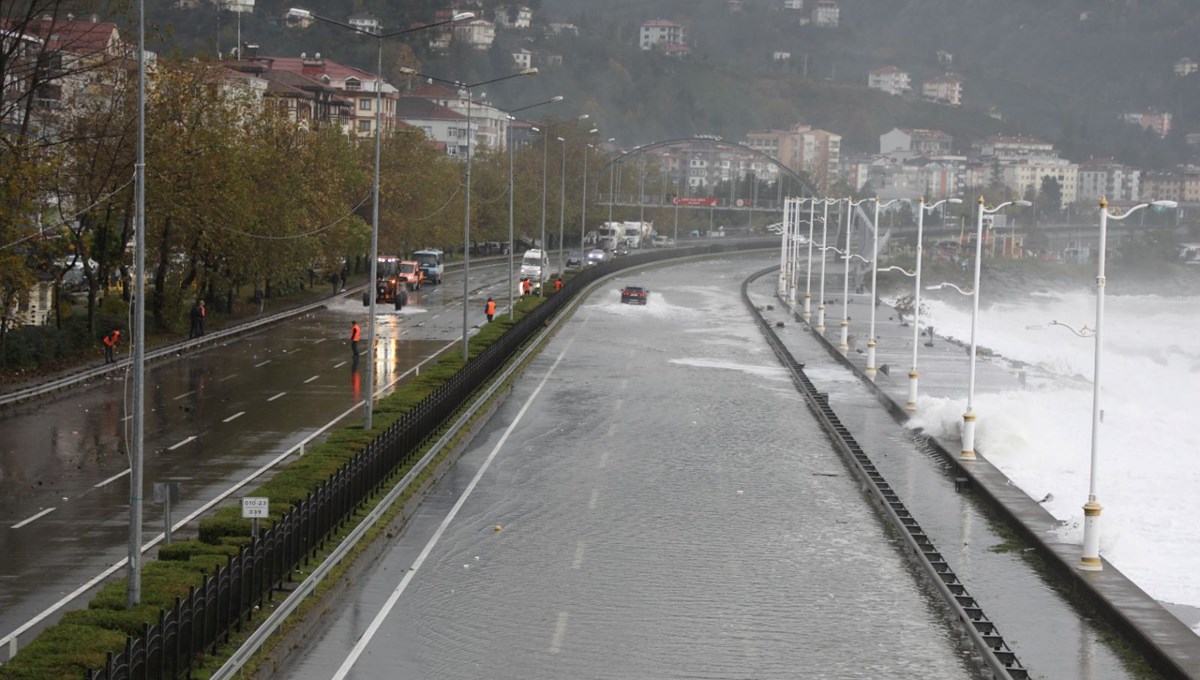 Karadeniz’de dev dalgalar | Çeyeli-Trabzon yolu kapandı, limanda 5 asker yaralandı