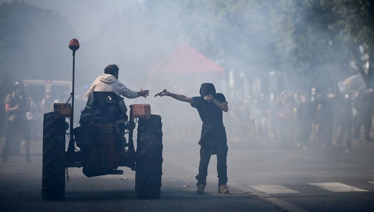 Fransa'da tarım protestolarına polisten göz yaşartıcı gazla müdahale