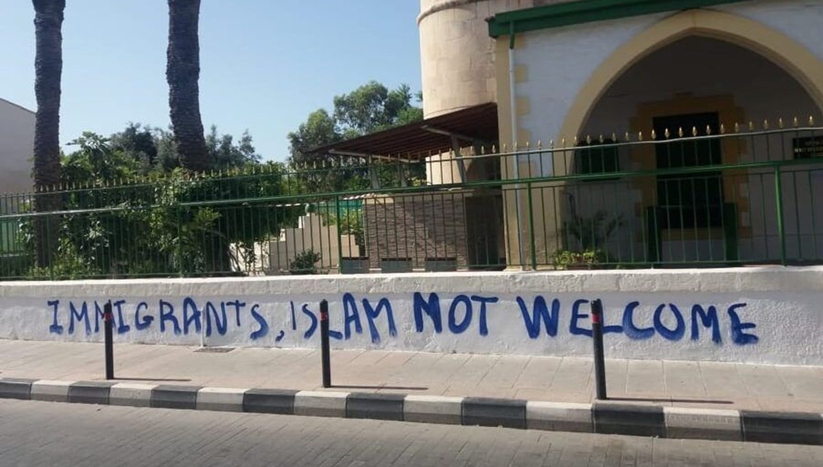 Kıbrıs Rum Kesimi'nde camiye molotofkokteylli saldırı