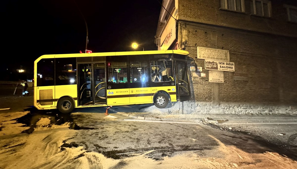 Bursa'da dükkana çarpan belediye otobüsünün sürücüsü yaralandı