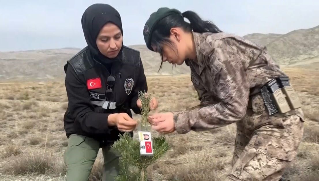 Kadın polisler, şehit kadın polislerin anısına fidan dikti