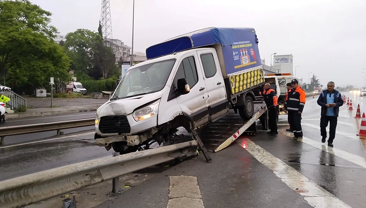 Yağışlı hava kaza getirdi: Bariyere ok gibi saplandı