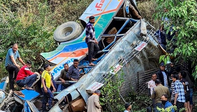 Hindistan'da yolcu otobüsü şarampole yuvarlandı: 36 ölü