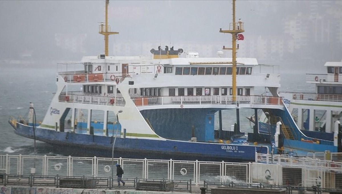 Gökçeada ve Bozcaada feribot seferlerine fırtına engeli