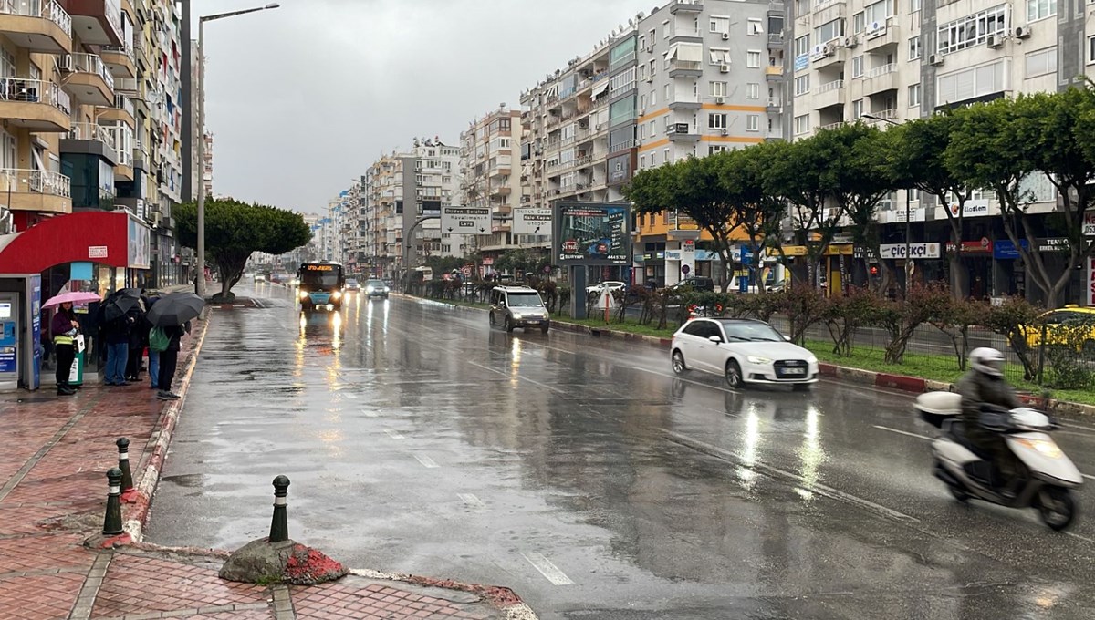 Sel uyarısı verilen Antalya'da sağanak etkili oluyor